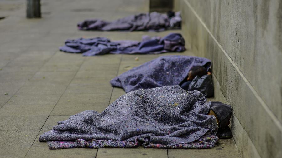 20.ago.2022 - Pessoas em situação de rua dormem nas ruas da região central da cidade de São Paulo durante as baixas temperaturas no município.  