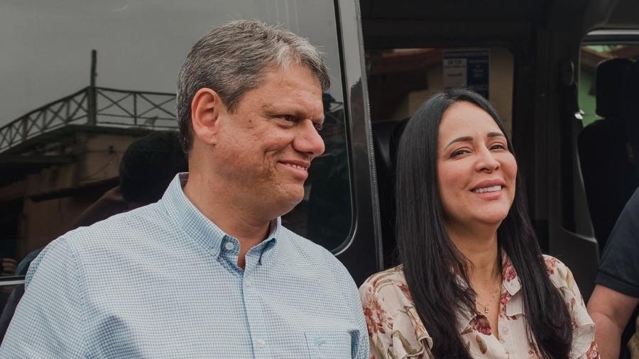 O governador eleito de São Paulo, Tarcísio de Freitas (Republicanos) ao lado da mulher, Cristiane Freitas - Arquivo - Flickr/TF10 Campanha