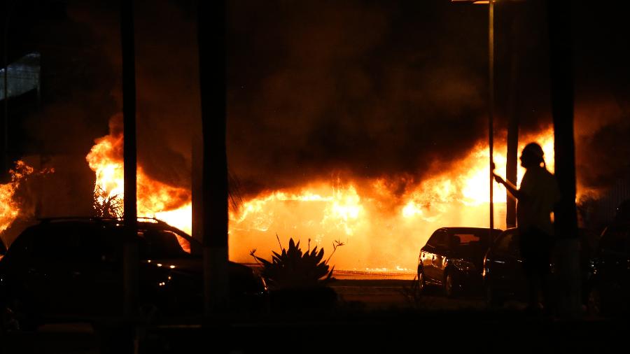 Apoiadores do presidente Jair Bolsonaro atearam fogo a carros e ônibus em Brasília - 12.dez.2022 - Pedro Ladeira/Folhapress