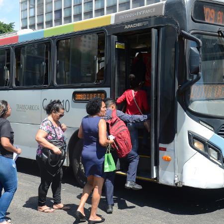 19.jan.23 - Passageiros de ônibus no Rio enfrentam corte de linhas 