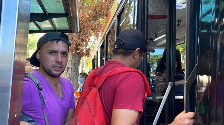 Carlos levou duas horas para chegar à capital e esperava ônibus em dia de greve dos trens