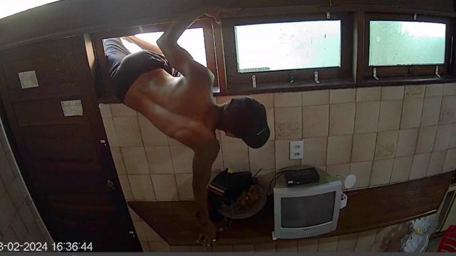 Câmera de segurança de moradora mostra homem entrando em casa