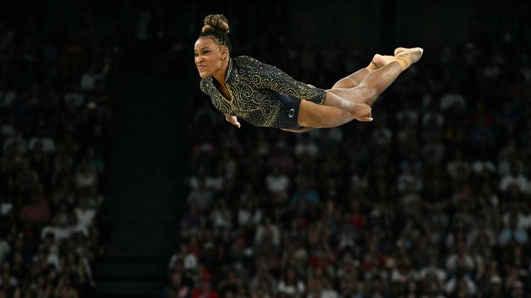 Rebeca Andrade na final da ginástica artística feminina nesta terça (30), quando as brasileiras conquistaram o bronze 