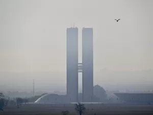 Fumaça cobre Brasília após fogo no Parque Nacional; escolas suspendem aulas