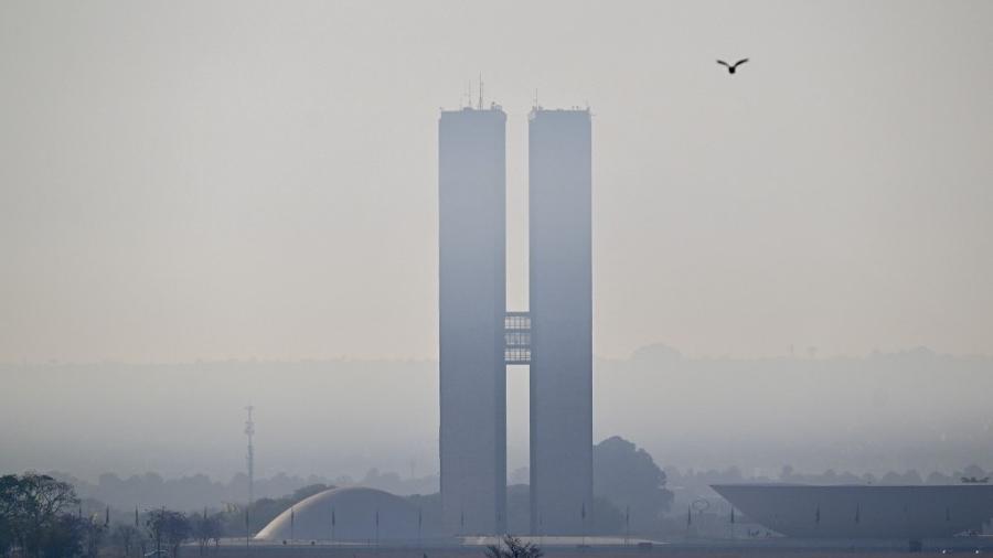 O prédio do Congresso Nacional em Brasília parcialmente coberto pela fumaça do incêndio que atingiu o Parque Nacional de Brasília em 16 de setembro de 2024