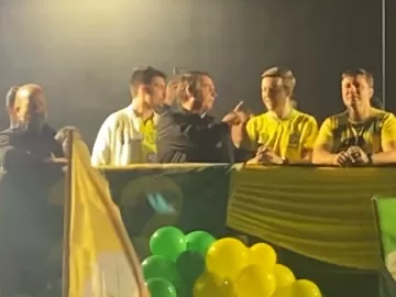 Bolsonaro manda Jair Renan virar 'candidato mudo' em campanha em SC