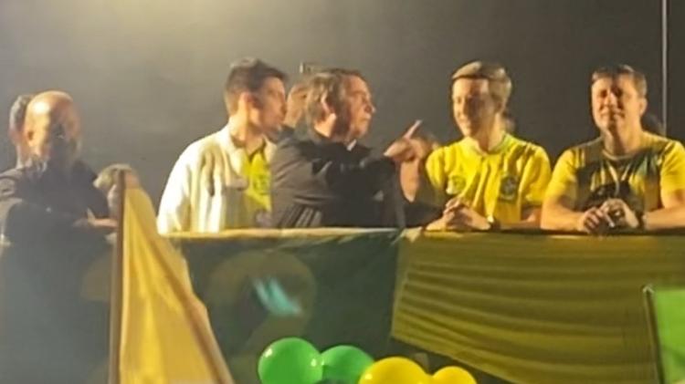 Bolsonaro impede Jair Renan de discursar em comício em Balneário Camboriú