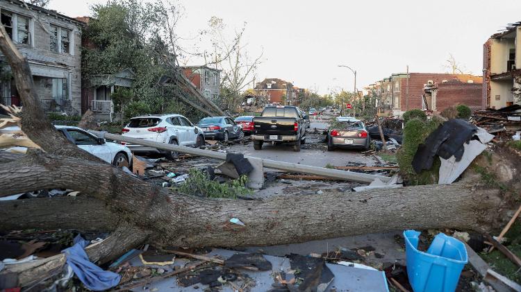 Árvore bloqueia rua de St. Louis, no Missouri, cidade atingida por tornado