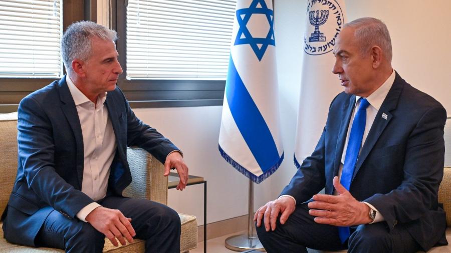David Barnea, o chefe do Mossad, em conversa com Benjamin Netanyahu, primeiro-ministro israelense David Barnea, o chefe do Mossad, em conversa com Benjamin Netanyahu, primeiro-ministro israelense