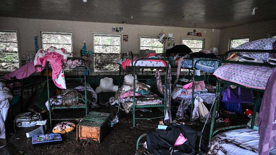 Interior de cabana no Camp Mystic, local onde meninas desapareceram após enchente