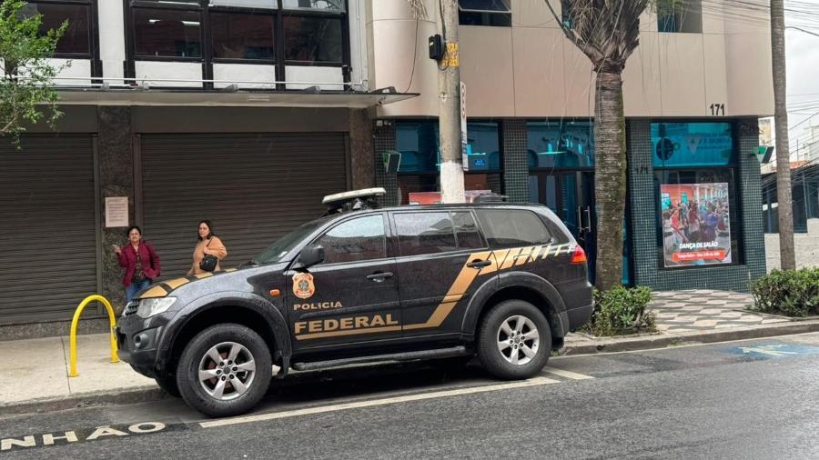 Carro da Polícia Federal em frente ao prédio do Sindnapi, no centro de São Paulo