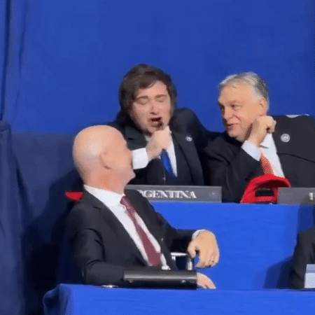 Milei canta 'Burning love' e ri com Orbán em meio a tensão na Argentina