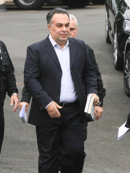 24.jun.2015 - O ex-deputado André Vargas sai da sede da Polícia Federal em Curitiba (PR) para depor na Justiça Federal