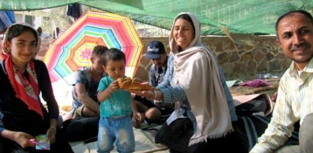 Fatma, que ganhou bolo improvisado para celebrar seu primeiro aniversário; família deixou o Afeganistão para fugir da guerra - Stella Chiarelli/BBC