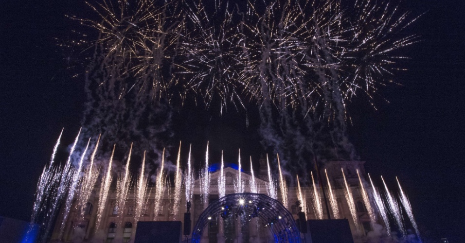3.out.2015 - Fogos de artifício celebram o 25º aniversário da reunificação da Alemanha em frente ao Reichstag, sede do Parlamento Federal Alemão, em Berlim