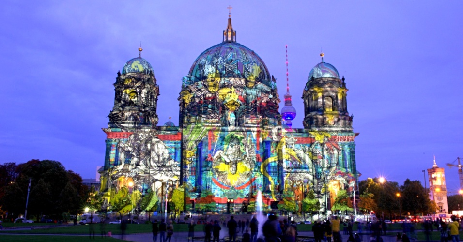 09.out.2015 -Imagens projetadas na fachada da catedral de Berlim, durante o Festival das Luzes, na Alemanha