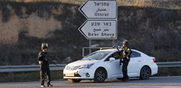 Policiais fazem guarda próximo a local onde ataque palestino matou pai e filho, próximo ao assentamento judaico de Otniel - Ronen Zvulun/Reuters