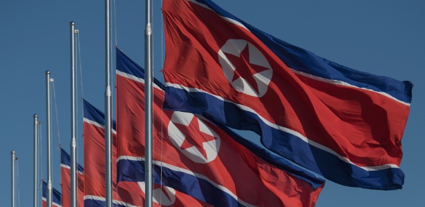 Bandeiras em Pyongyang hasteadas a meio mastro em solidariedade a Cuba - Ed Jones/AFP