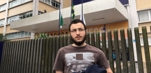Lucas Faccio, 17, foi o primeiro candidato a sair da faculdade Bagozzi, zona sul de Curitiba. Ele é aluno do Colégio Estadual do Paraná, maior do estado e ícone das ocupações, e achou a prova fácil - Rafael Moro/UOL