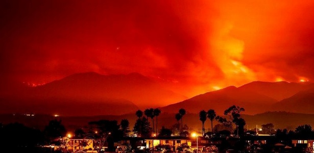 Foto de 8 de julho mostra incêndio de grandes proporções próximo a Santa Ynez, California - Calfire/Handout via Reuters