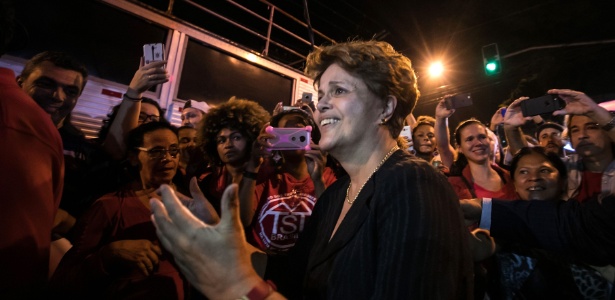 5.abr.2018 - Ex-presidente Dilma acena para manifestantes pró-Lula no Sindicato dos Metalúrgicos do ABC, em São Bernardo do Campo