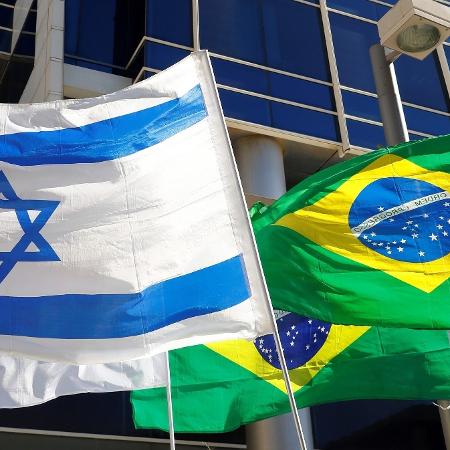 Bandeiras de Israel e do Brasil na entrada da Embaixada do Brasil em Tel Aviv - Jack Guez-28.out.2018/AFP