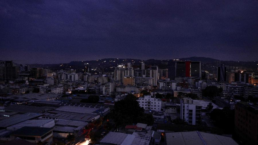 Bairro de Chacao, em Caracas, sem energia durante blecaute; governo apontou para "sabotagem" em hidrelétrica - MATIAS DELACROIX/AFP