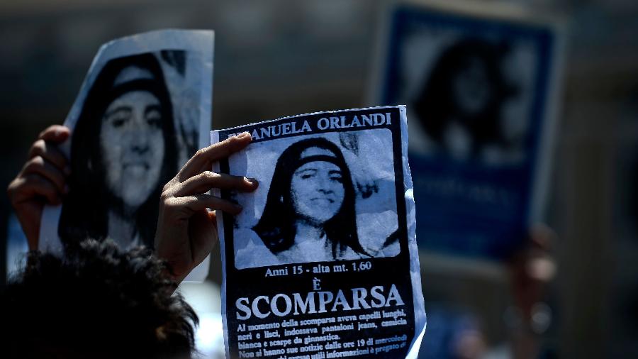 Manifestantes levantam cartazes no Vaticano com a foto de Emanuela Orlandi, desaparecida há 36 anos - Filippo Monteforte - 21.mai.12/AFP