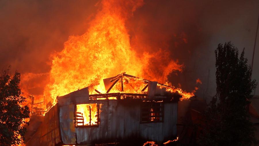 24.dez.2019 - Casa em chamas após a propagação de incêndios em Valparaíso, Chile - Rodrigo Garrido/Reuters