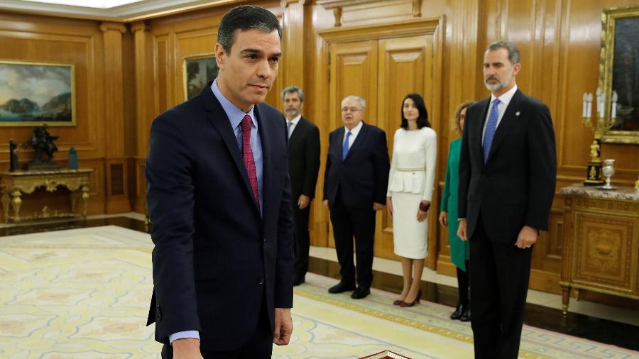 O primeiro ministro da Espanha, Pedro Sánchez, faz juramento em frente ao rei Felipe VI após ser reeleito ao cargo - Juan Carlos Hidalgo/Pool/AFP