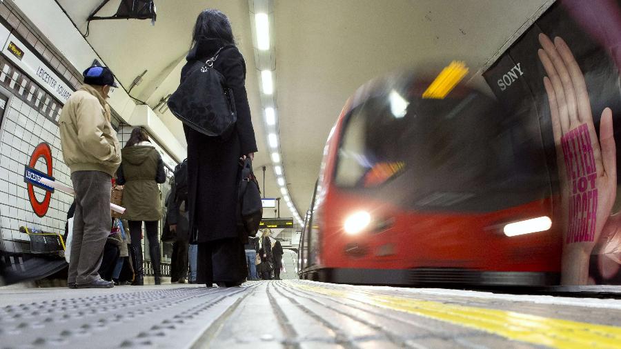 Passageiros em metrô de Londres - Neil Hall/Reuters