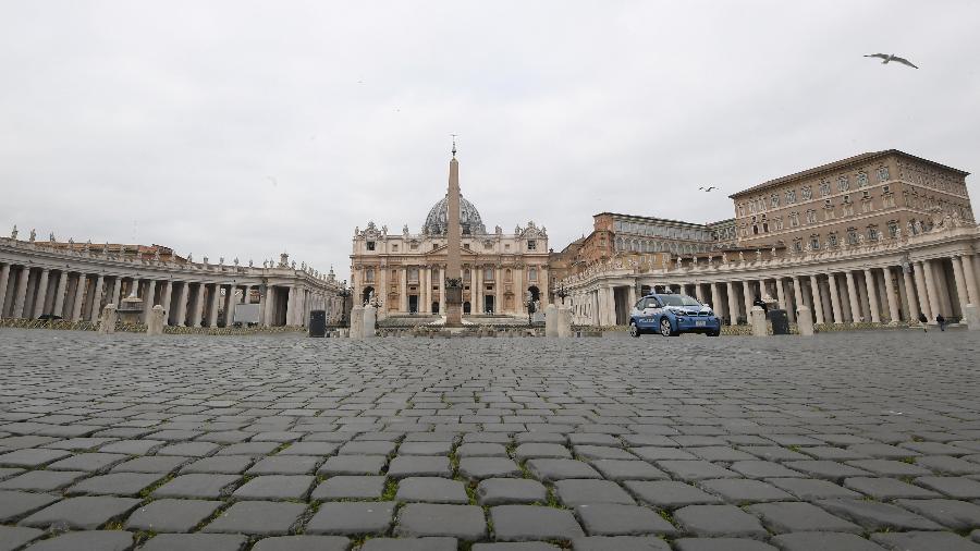 Imagem mostra praça de São Pedro, em frente à Basílica de São Pedro, no Vaticano, completamente vazia - Alberto Lingria/Reuters