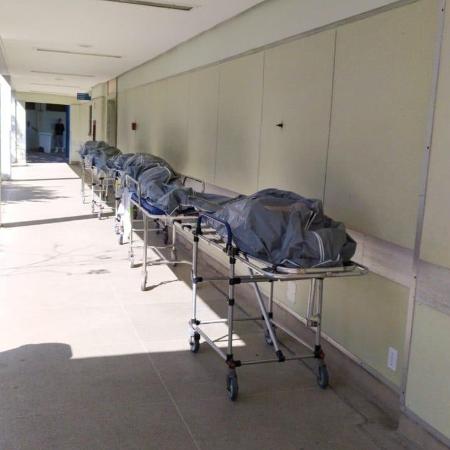 Corpos ficaram enfileirados em frente ao necrotério lotado do Hospital Municipal Lourenço Jorge, na Barra - Divulgação