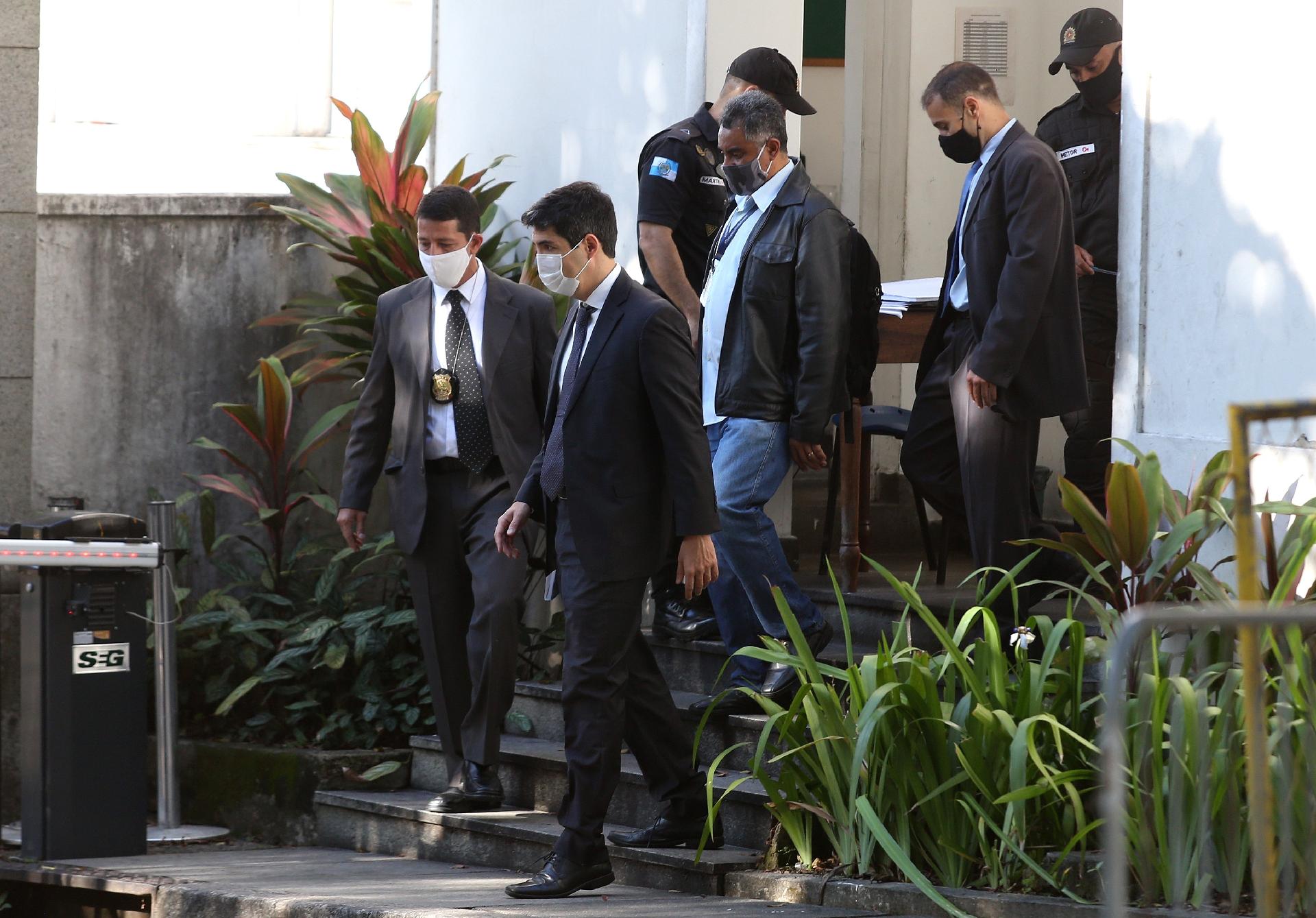 Movimentação de agentes da Polícia Federal em frente ao Palácio da Guanabara, no bairro de Laranjeiras, na zona sul do Rio de Janeiro, na manhã de hoje. O STJ (Superior Tribunal de Justiça) decidiu afastar o governador do Rio de Janeiro, Wilson Witzel (PSC), do cargo em razão de supostos desvios da Saúde do Estado.  28/08/2020 - Foto: WILTON JUNIOR/ESTADÃO CONTEÚDO - WILTON JUNIOR/ESTADÃO CONTEÚDO