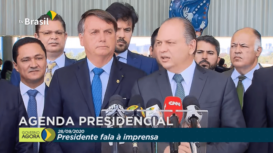 O presidente Jair Bolsonaro fala à imprensa após reunião com líderes do governo e ministros - Reprodução/TV Brasil
