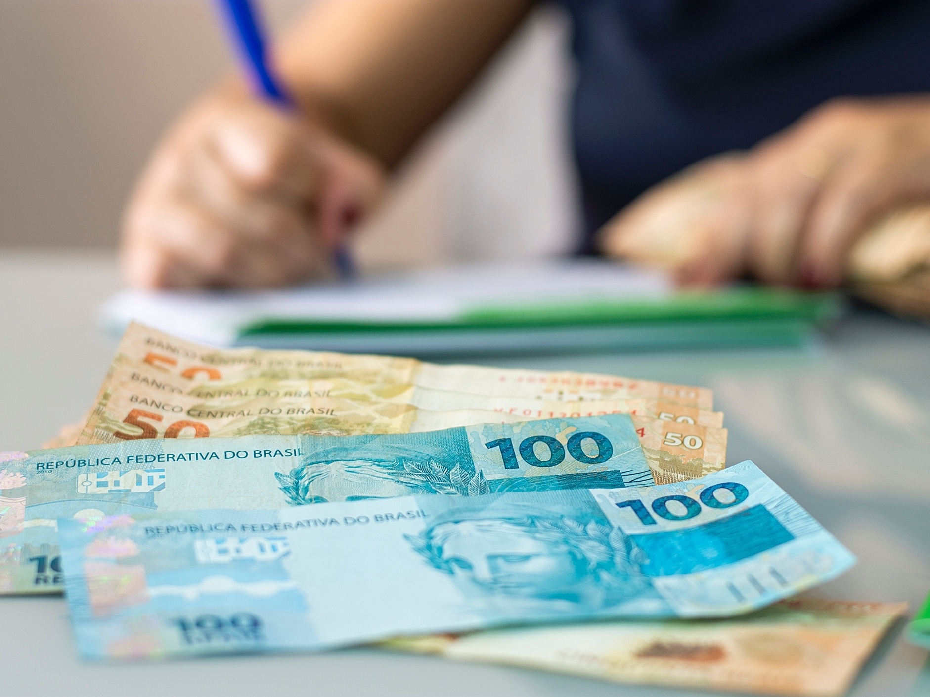 Só tem R$ 100 para investir? Especialistas contam como é possível