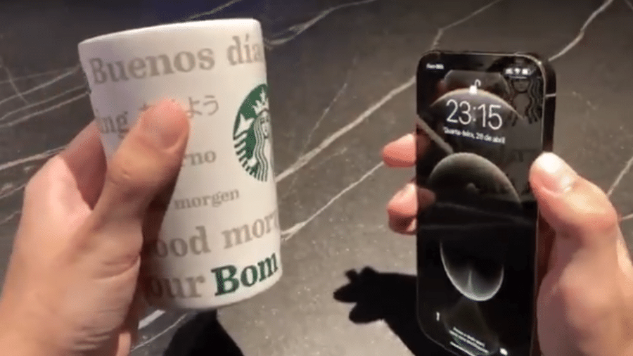 Após iOS 14.5, brasileiro consegue enganar reconhecimento facial do iPhone com caneca da Starbucks - Reprodução/Twitter