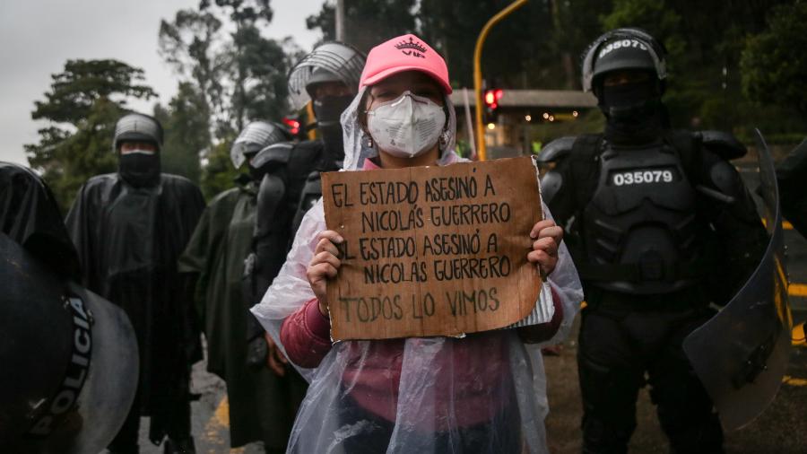 Em Bogotá, na Colômbia, manifestantes protestam contra a reforma tributária e o governo de Iván Duque - Juancho Torres/Anadolu Agency via Getty Images
