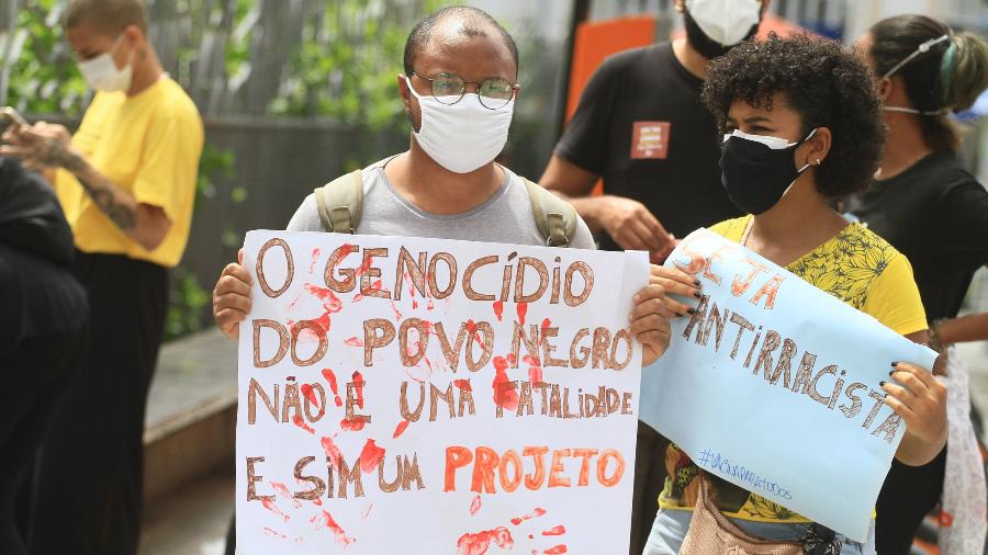 Protesto em Salvador faz referência ao "genocídio do povo negro", uma semana após operação policial realizada na comunidade do Jacarezinho, no Rio - Mauro Akiin Nassor/Fotoarena/Folhapress