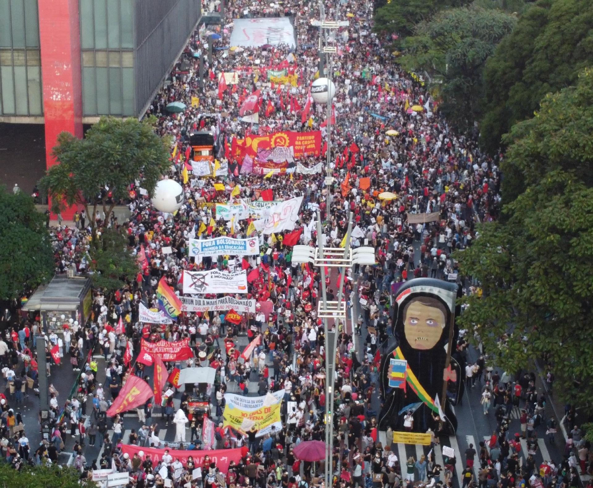 São Paulo: Protesto contra Bolsonaro fecha a Paulista