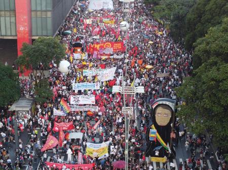 Protesto contra Bolsonaro na Paulista, neste sábado, 29 de maio, toma pelo menos dez quarteirões da avenida - RONALDO SILVA/FUTURA PRESS/FUTURA PRESS/ESTADÃO CONTEÚDO