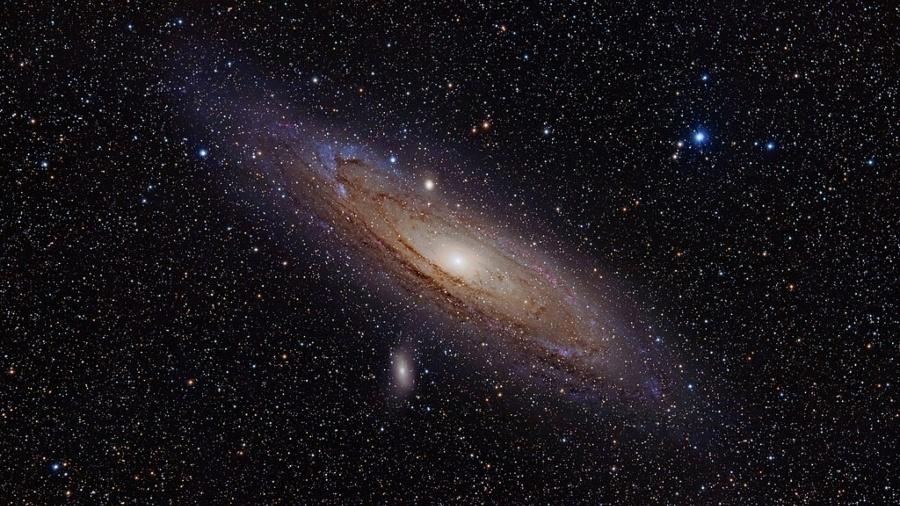 Andrômeda, localizada a cerca de 2,5 milhões de anos-luz da Terra, é classificada como galáxia espiral - Divulgação/Adam Evans/Wikimedia Commons