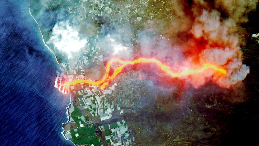 Imagem feita por satélite ontem mostra o avanço da lava do vulcão na ilha de La Palma, na Espanha - Sistema de monitoramento por satélite Copérnico