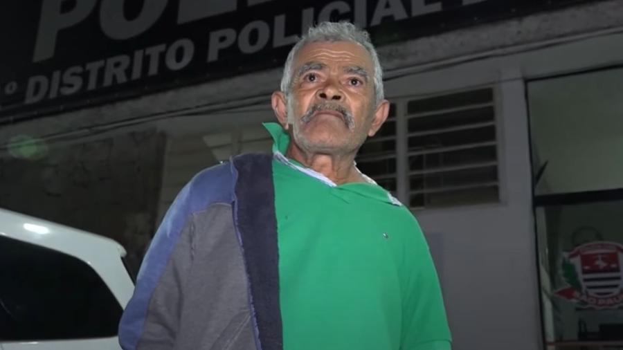 Cícero Domingos dos Santos foi atingido no ombro, no bar onde trabalha, em Taboão da Serra - Reprodução / Primeiro Impacto
