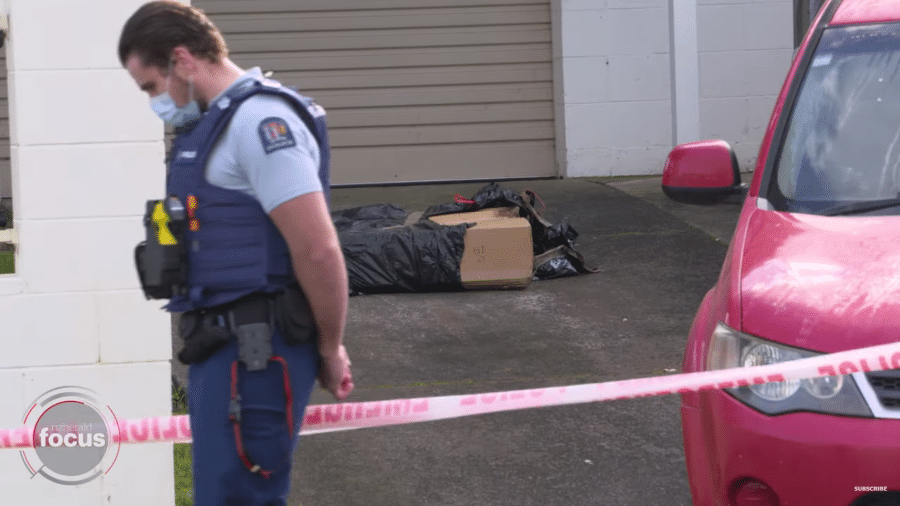 A polícia da Nova Zelândia cercou o imóvel onde a família encontrou os restos mortais em uma mala - Reprodução/TNZHFocus