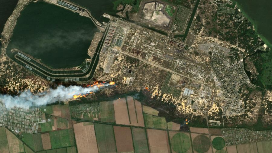 24.ago.22 - Imagem de satélite mostra incêndio ao lado da usina nuclear de Zaporizhzhia - European Union, Copernicus Senti/via REUTERS