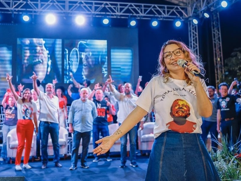 Janja pisa na casca de banana de Michelle e ridiculariza conceito cristão