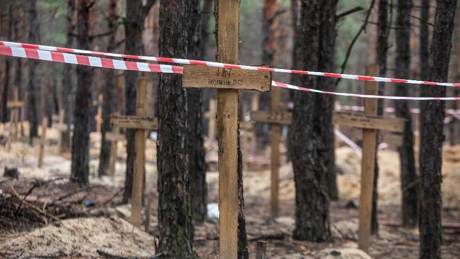 Cruz em cova de desconhecido em uma floresta de Izium, na Ucrânia, com o número "187"; Ucrânia diz que cemitério improvisado tem 440 corpos - Oleksandr Khomenko/Reuters