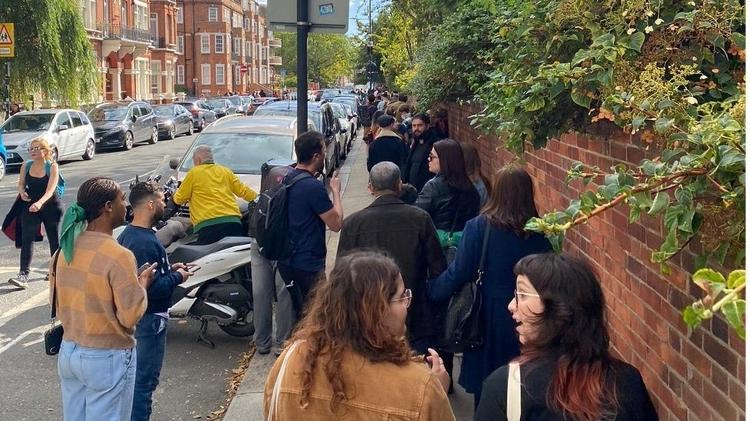 Brazilians face long queues to vote in London - LUIS BARRUCHO/BBC - LUIS BARRUCHO/BBC
