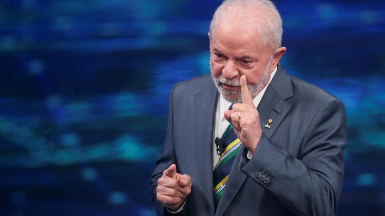 O ex-presidente Lula usa pin com símbolo da campanha de combate ao abuso e exploração sexual de crianças - Mariana Greif/Reuters - Mariana Greif/Reuters